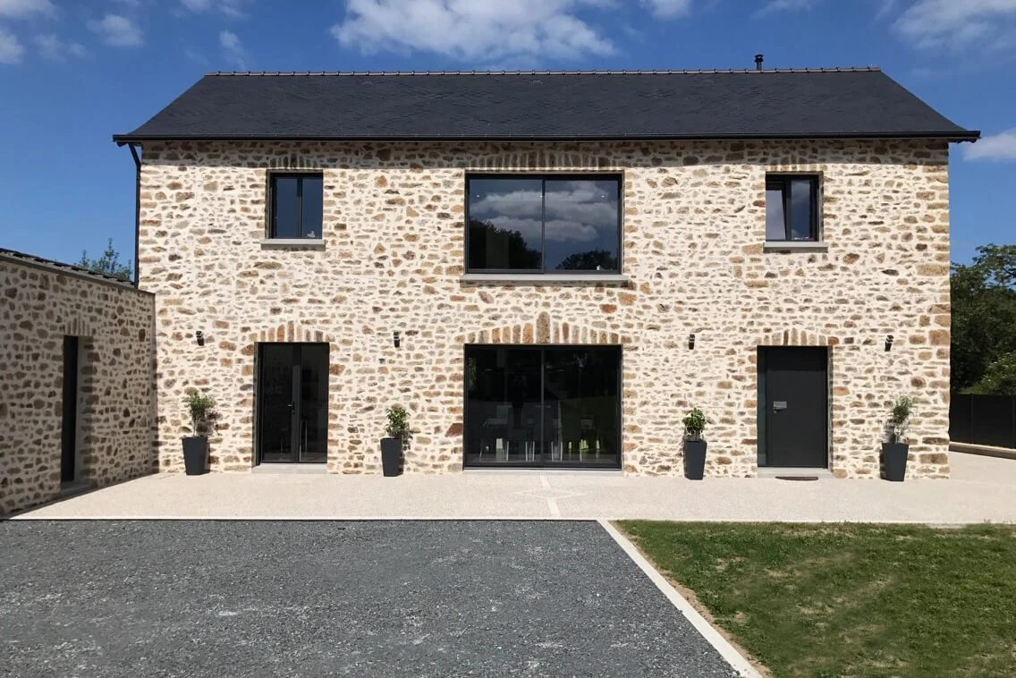 Façade en pierre présentée sur le site JD Rénov 60
